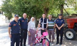 Başkan Çerçioğlu, yangında bisikleti yanan Hazal’ın yüzünü güldürdü