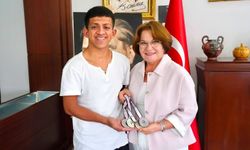 Didimli milli yüzücü Atacan, başarısını Başkan Gençay ile kutladı