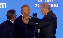 Aydın Milletvekili Karakaş AK Parti’ye geçti: Rozeti Erdoğan taktı