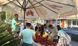 Germencik’te indirim yapınca tezgah önünde kalabalık oluştu
