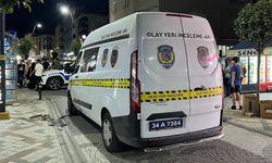 Komşusunu bıçaklayıp, sokağa rastgele ateş açtı: 4 yaralı