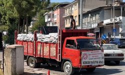 Kaymakamlık bahçesine, tonlarca kömür yığıldı: Ekipler, vatandaşlara dağıtıyor