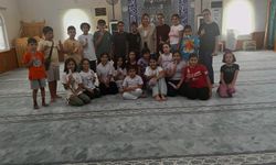 Muhtar Cesaretli'den camiye gelen çocuklara dondurma ikramı