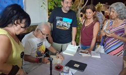 Sosyolog Emre Kongar Kuşadası'nda kitaplarını imzaladı