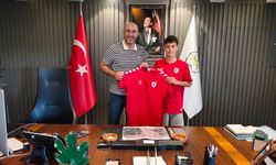 Samsunspor’a imza attı, formasını Zencirci’ye hediye etti