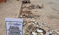 Germencik’te çöpe ‘sanat eseri’ levhalı tepki