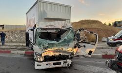 İtfaiye aracı ile kamyon çarpıştı: 1 ölü, 2 yaralı