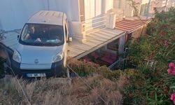 Kuşadası’nda görenleri şaşırtan kaza: Yazlık evin verandasına otomobil düştü