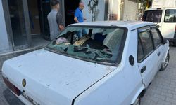 Apartmandan düşen sıva parçaları otomobile zarar verdi