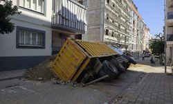 Aydın’da yol çöktü, kamyon çukura düştü