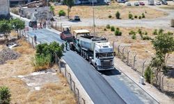 Efeler’de sıcak asfalt çalışmaları sürüyor
