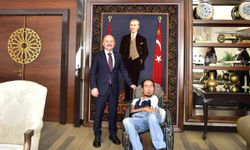 Elleri ve ayakları yok ama kalemi var : 16 yılda 20 kitap yazdı