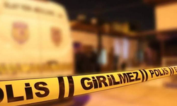 Kamyonun altında kalan genç motosikletli hayatı kaybetti