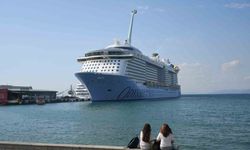 Kuşadası’na 2 kruvaziyerle 4 bin 694 turist geldi