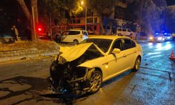 Nazilli'de iki otomobil çarpıştı; 2 yaralı