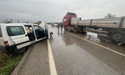 Tır ile kamyonet çarpıştı: 1 ölü, 1 yaralı