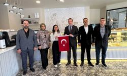 AK Parti Efeler’den esnafa bayrak jesti