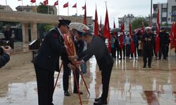 Didim’de 29 Ekim çelenk koyma törenine yağmur engel olamadı