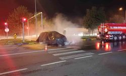 Tırla çarpışan Tesla alev aldı! Aydın itfaiyesinden 3 saatlik müdahale