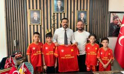 Genç Efe Spor Kulübü, MHP'li Cihangiroğlu forma hediye etti