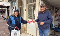 Karacasu Belediyesi, esnafa Türk bayrağı dağıttı: Kırmızı-beyaz Cumhuriyet coşkusu