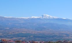 Karacasu simgesi Babadağ'a yılın ilk karı düştü