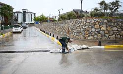 Kuşadası’nda mazgallar taşkınlara karşı temizlendi