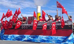Kuşadası'nda kalpler 'Cumhuriyet' coşkusunda buluştu