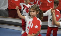 Kuşadası'nda minik kalpler 'Cumhuriyet' için attı