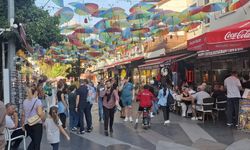 Kuşadası'nda sıcak hava sokaklara davetiye çıkardı