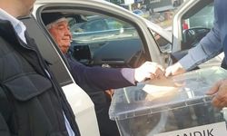 Nazilli’de ameliyatlı haliyle sandığa geldi! Atila Talay için sandık otomobile götürüldü