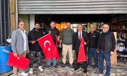 Buharkent’te Cumhuriyet Bayramı Öncesi Esnafa Türk Bayrağı Dağıtıldı