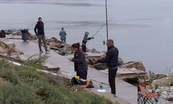 Yağmura rağmen rızıklarını denizde aradılar