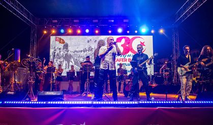 Kuşadası'nda Zafer coşkusu Senforock Orkestrası konseriyle katlandı