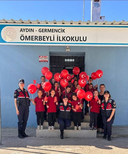 Jandarma ekipleri öğrencilerle birlikte okulu Türk bayrakları ile donattı