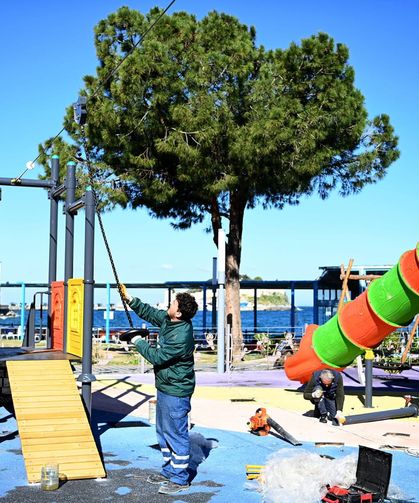 Kuşadası'nın parklarında bakım ve onarım başladı