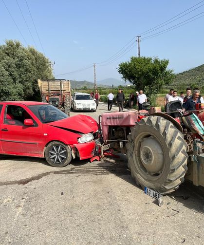 Traktör ile otomobil çarpıştı; 4 yaralı