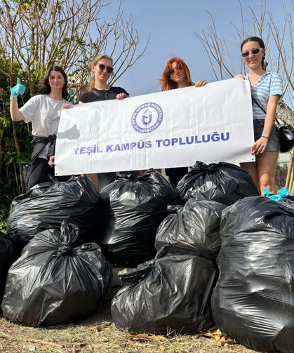 ADÜ'lü gençler kampüsten poşet poşet çöp topladı