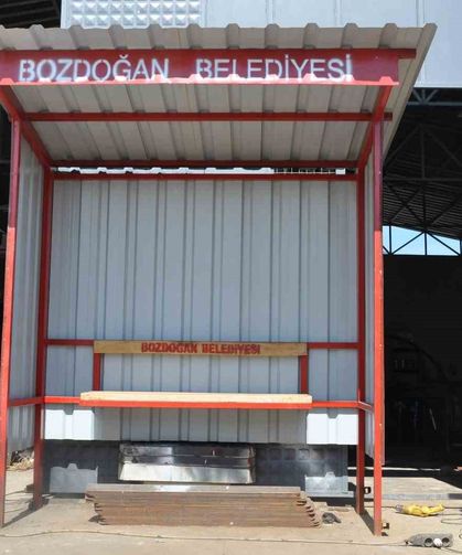 Bozdoğan Belediyesi bankları ve durakları kendi imkânlarıyla üretiyor