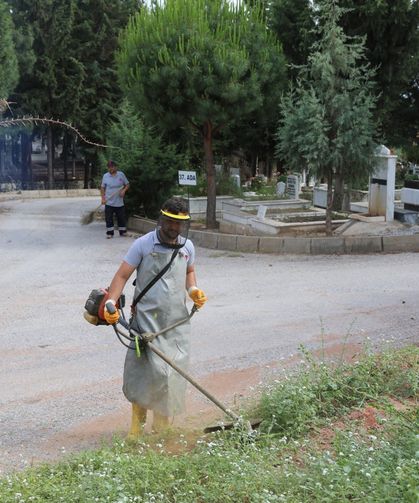 Efeler’in mezarlıklarına kapsamlı bakım