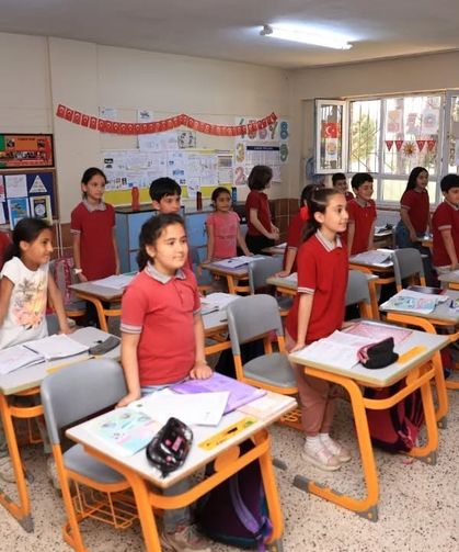 İncirliova’da hayırsever tarafından bağışlanan sıralar okula teslim edildi