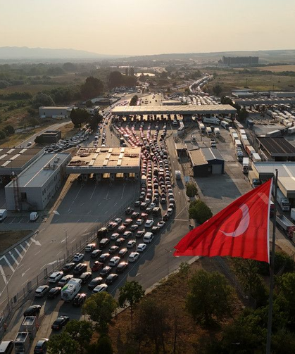 Gurbetçilerin Türkiye'den dönüşü sürüyor