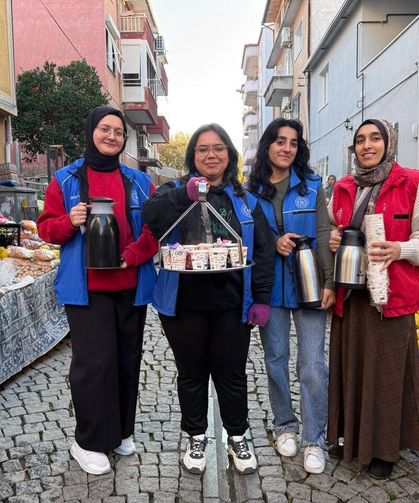 Gönüllü gençlerden pazar esnafına sıcak ikram