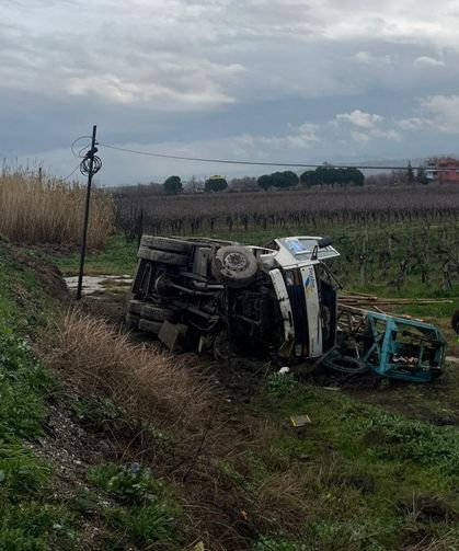 Çekiciden savrulan kamyon şarampole uçtu