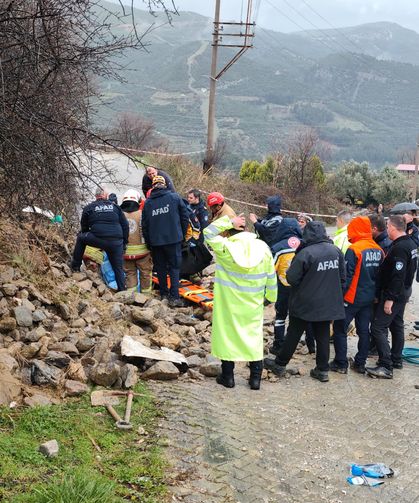Aşırı yağmurlardan istinat duvarı çöktü: 1 ölü