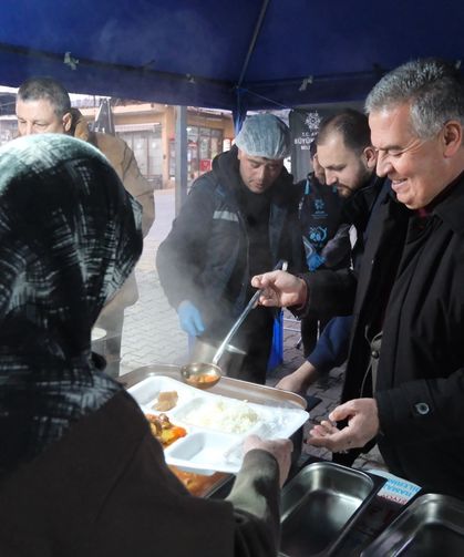 Başkan Erol ilk iftarını vatandaşlarla açtı