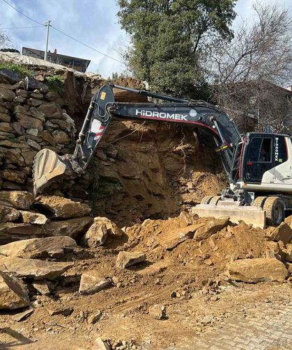 Bozdoğan’da yağmur nedeniyle göçen duvara belediyeden müdahale