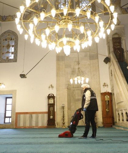 Büyükşehir ekiplerinin camilerde temizlik çalışmaları sürüyor