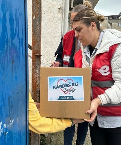 Efeler’de vatandaşlara gıda desteği