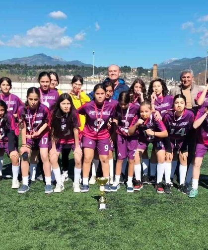 Nazilli Beşeylül Ortaokulu kız futbol takımı il şampiyonu oldu